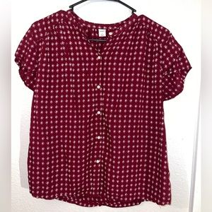 Old Navy Burgundy Button-Front Short Sleeve Blouse with White Geometric Print